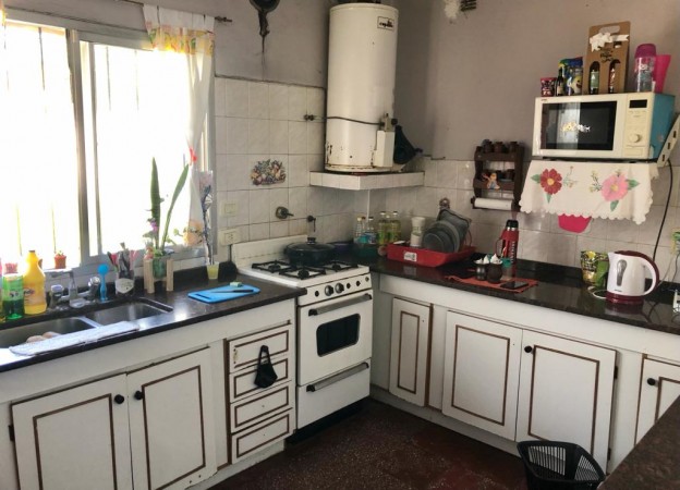 Hermosa casa en venta mas departamento monoambiente.