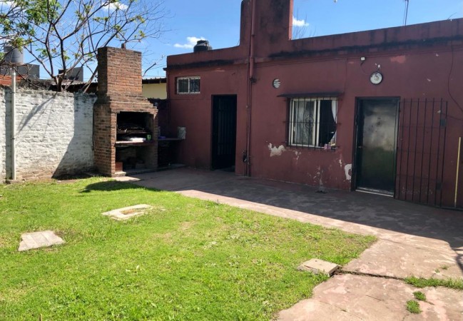 Hermosa casa en venta mas departamento monoambiente.