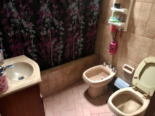 Hermosa casa en venta mas departamento monoambiente.