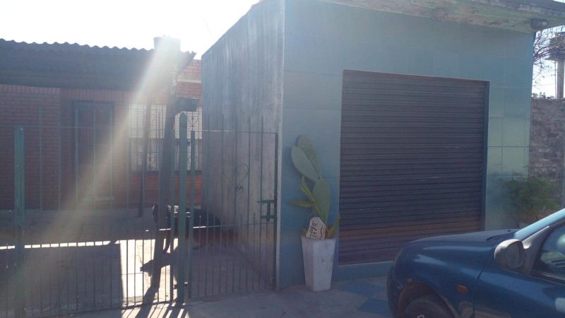 CASA EN VENTA CON LOCAL Y FONDO LIBRE CON DEPOSITO, TORTUGUITAS.