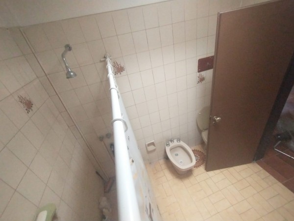 CASA EN VENTA CON LOCAL Y FONDO LIBRE CON DEPOSITO, TORTUGUITAS.