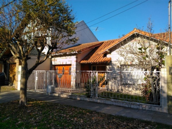 CASA 3 AMBIENTES EN VENTA - HURLINGHAM
