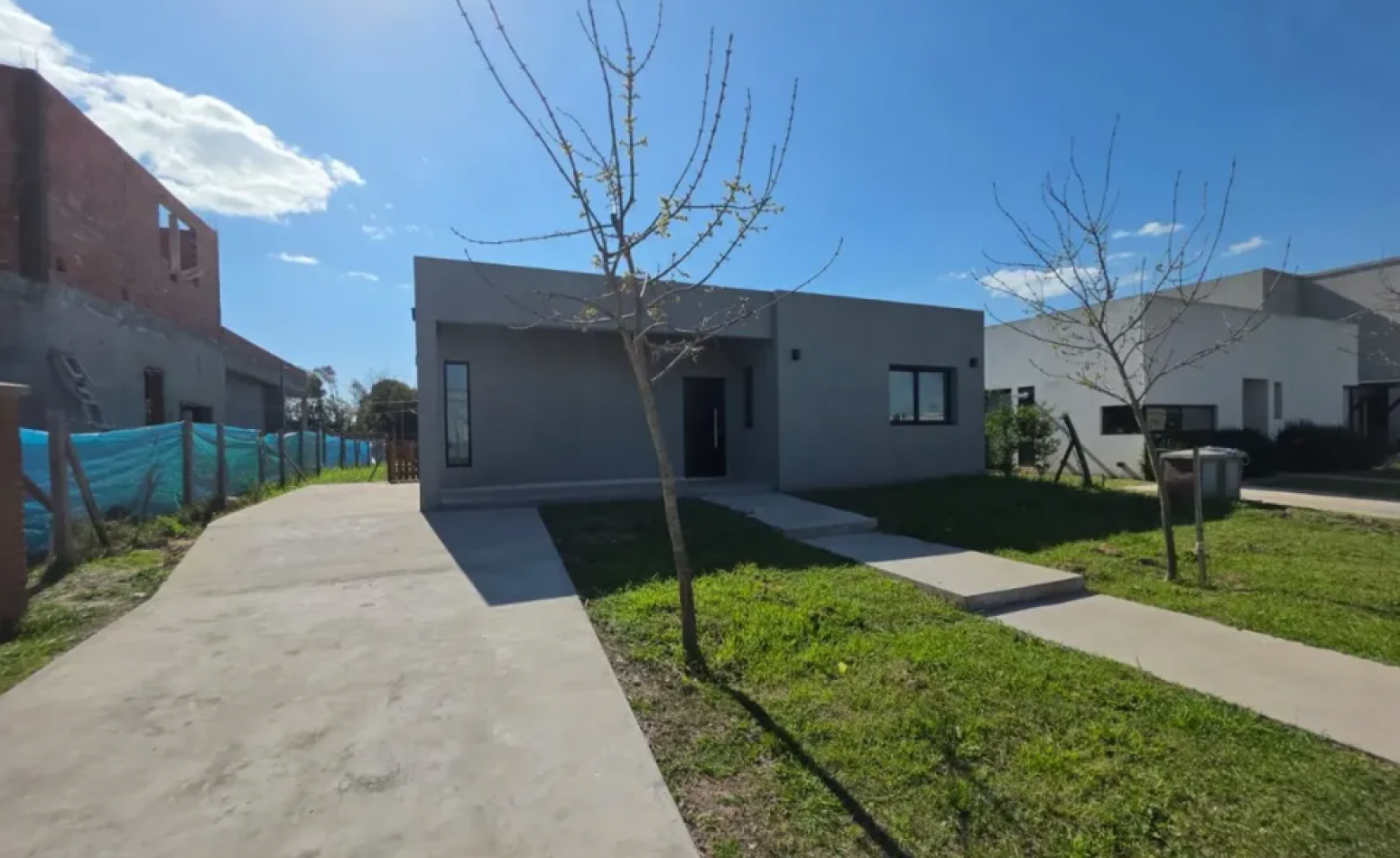 VENTA CASA DE 5 AMBIENTES EN SANTA LUCIA, PILAR DEL ESTE