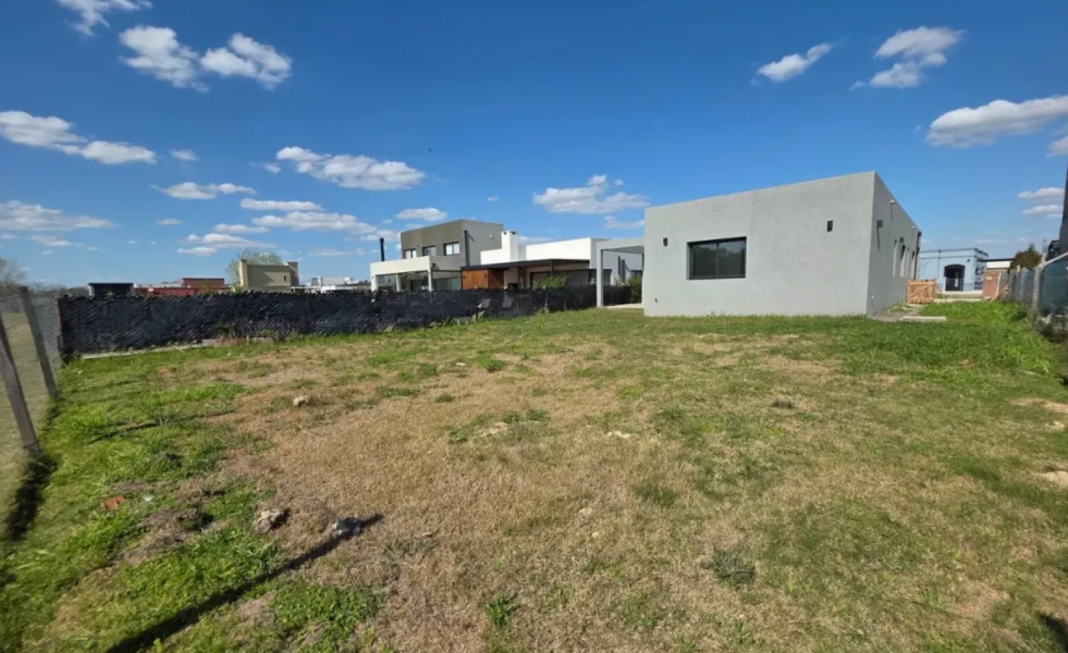 VENTA CASA DE 5 AMBIENTES EN SANTA LUCIA, PILAR DEL ESTE