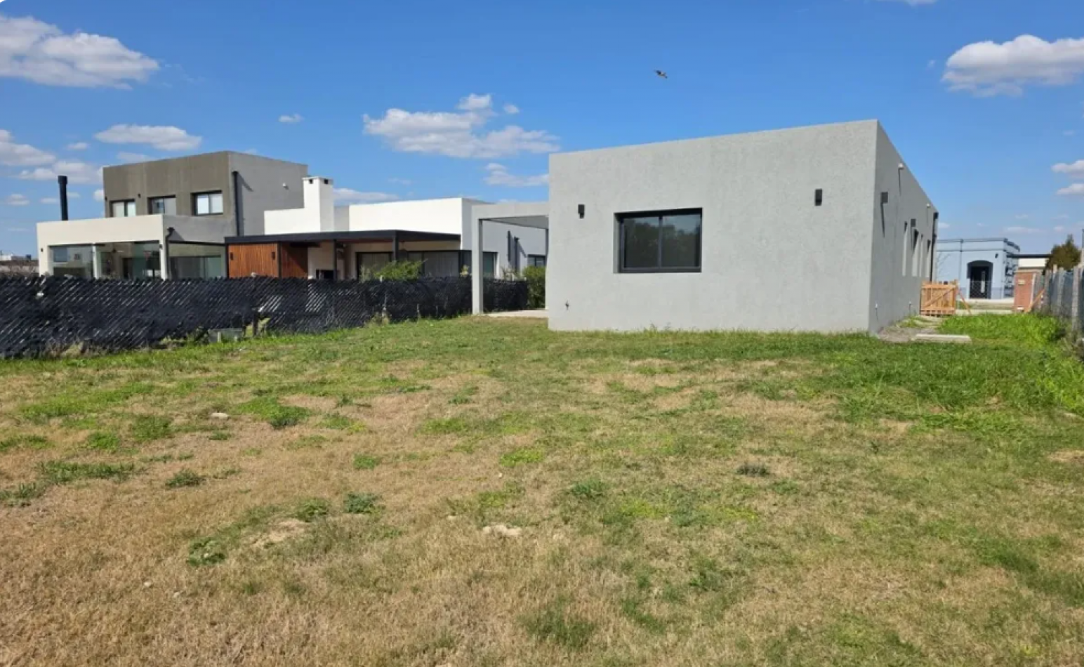 VENTA CASA DE 5 AMBIENTES EN SANTA LUCIA, PILAR DEL ESTE