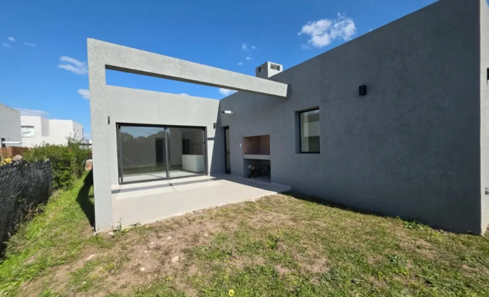 VENTA CASA DE 5 AMBIENTES EN SANTA LUCIA, PILAR DEL ESTE