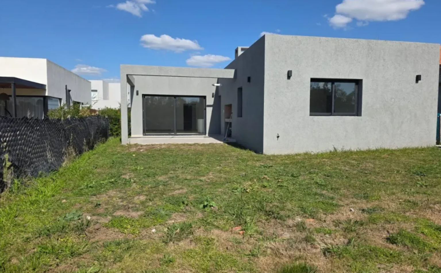 VENTA CASA DE 5 AMBIENTES EN SANTA LUCIA, PILAR DEL ESTE