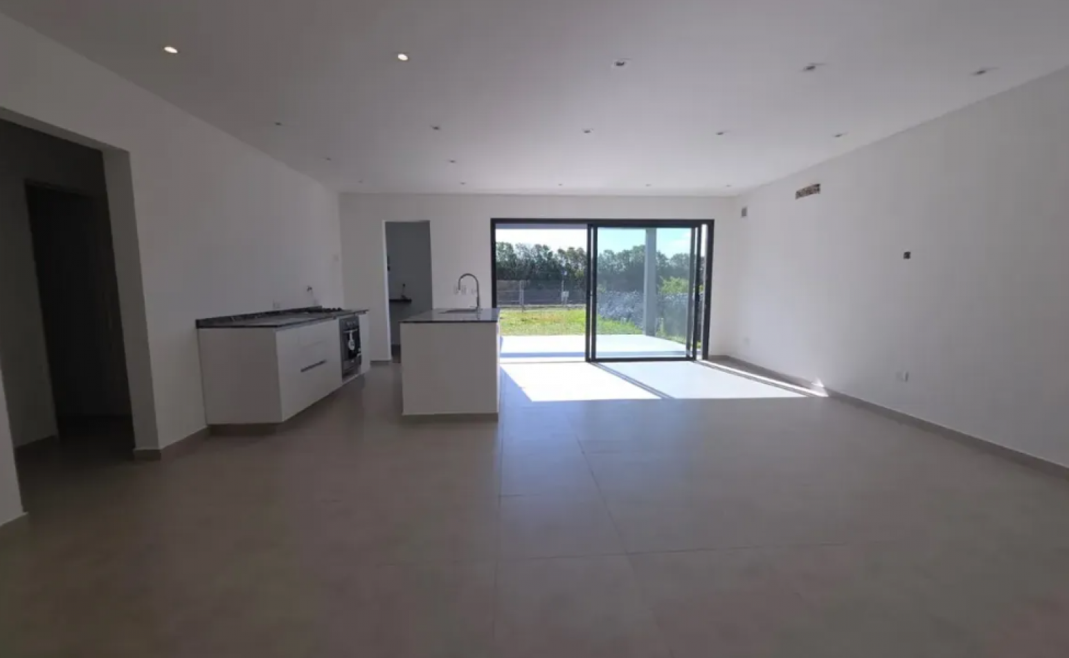 VENTA CASA DE 5 AMBIENTES EN SANTA LUCIA, PILAR DEL ESTE