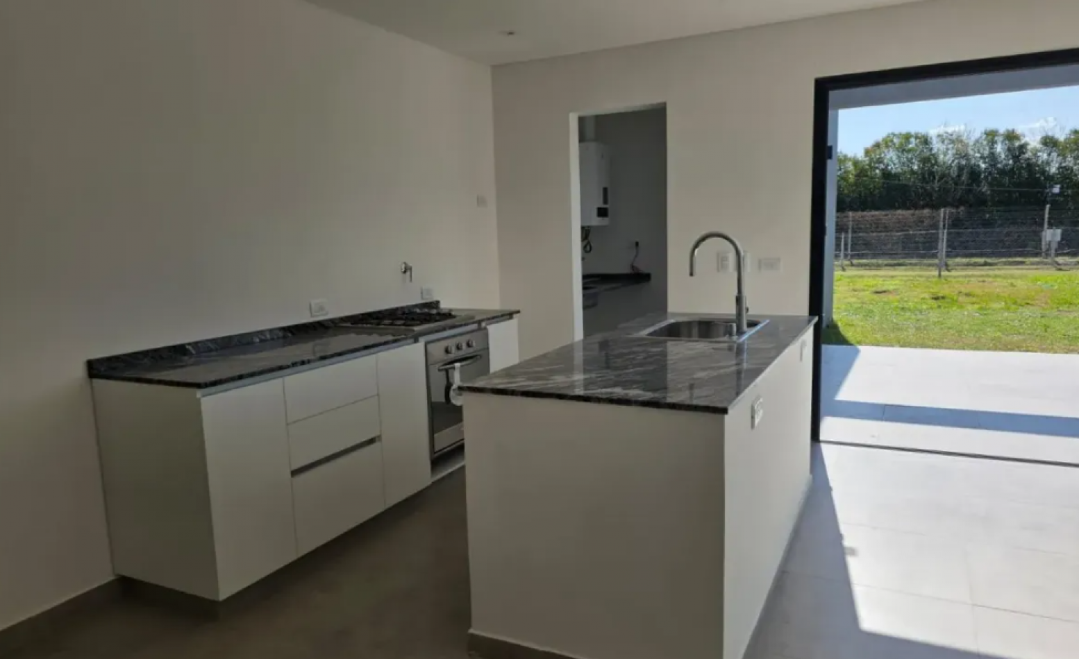 VENTA CASA DE 5 AMBIENTES EN SANTA LUCIA, PILAR DEL ESTE