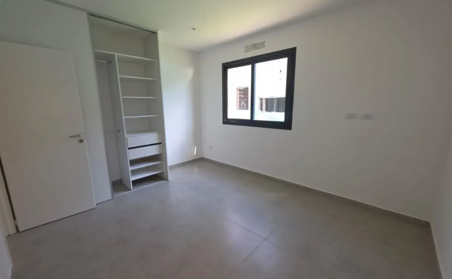 VENTA CASA DE 5 AMBIENTES EN SANTA LUCIA, PILAR DEL ESTE