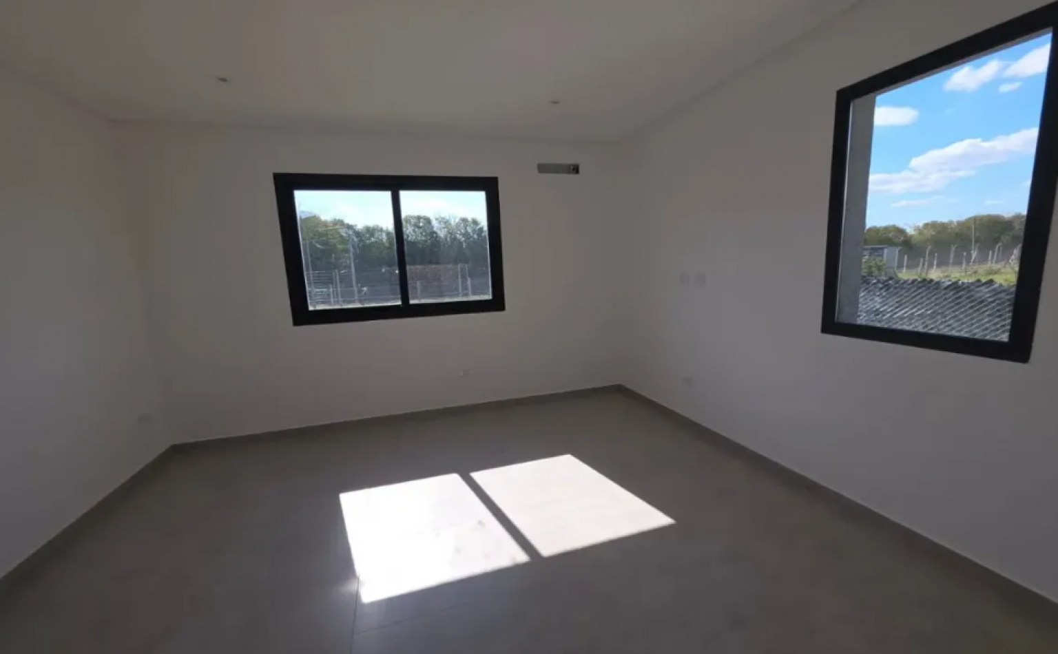 VENTA CASA DE 5 AMBIENTES EN SANTA LUCIA, PILAR DEL ESTE