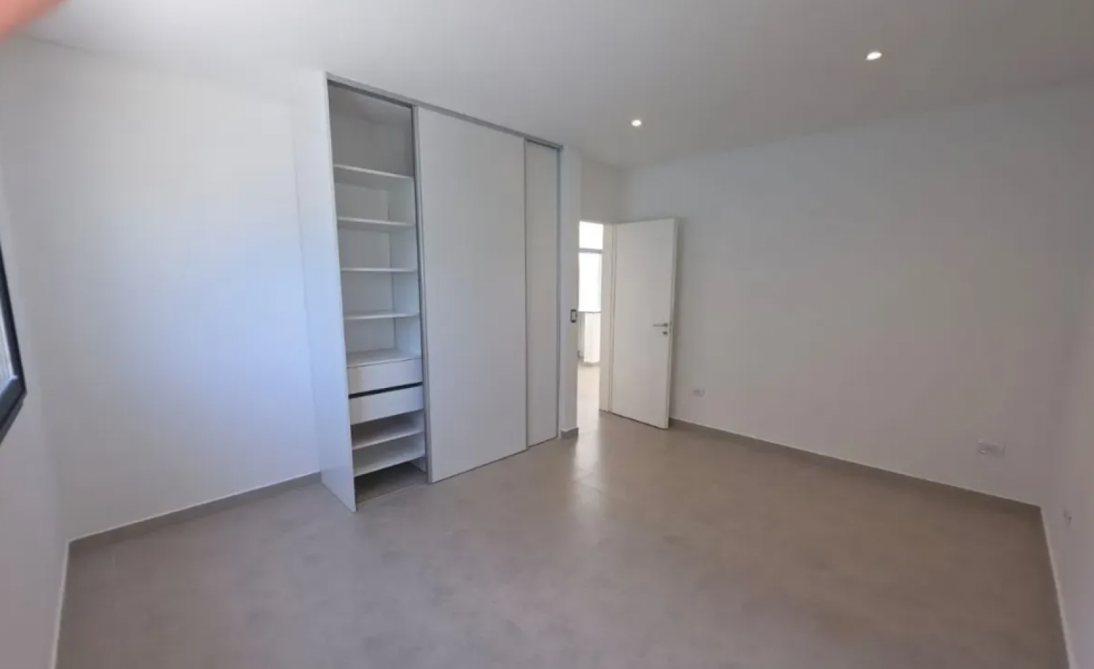 VENTA CASA DE 5 AMBIENTES EN SANTA LUCIA, PILAR DEL ESTE