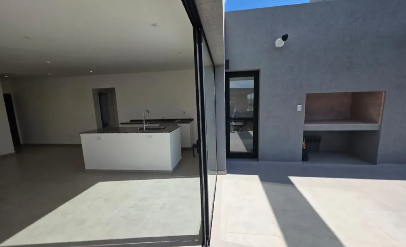 VENTA CASA DE 5 AMBIENTES EN SANTA LUCIA, PILAR DEL ESTE