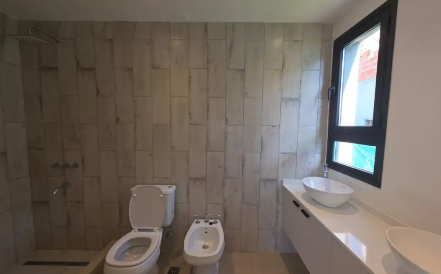 VENTA CASA DE 5 AMBIENTES EN SANTA LUCIA, PILAR DEL ESTE
