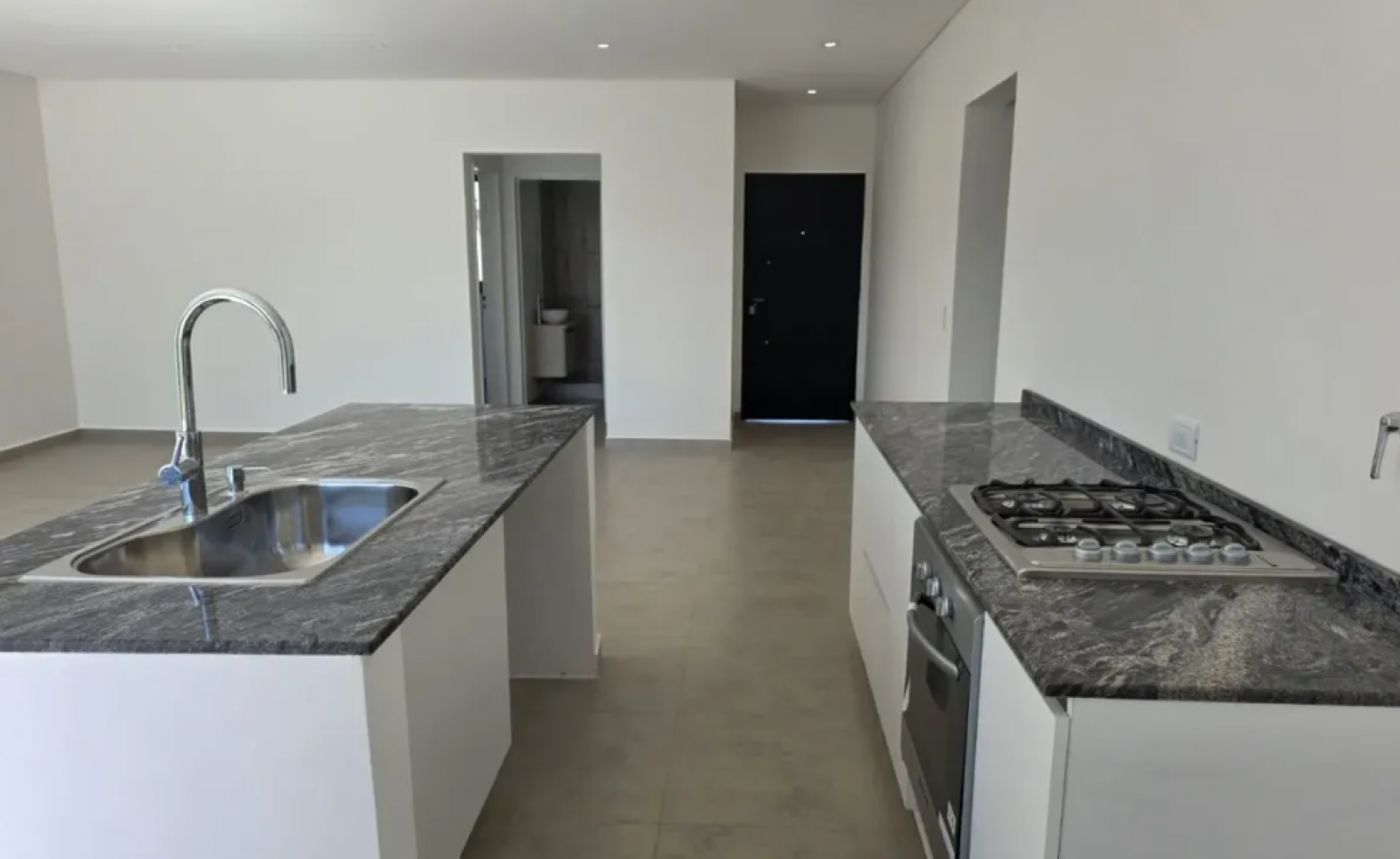 VENTA CASA DE 5 AMBIENTES EN SANTA LUCIA, PILAR DEL ESTE