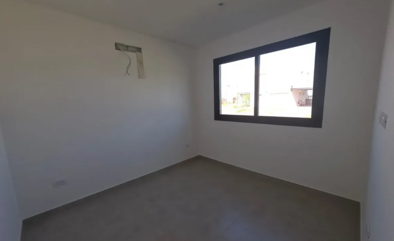 VENTA CASA DE 5 AMBIENTES EN SANTA LUCIA, PILAR DEL ESTE