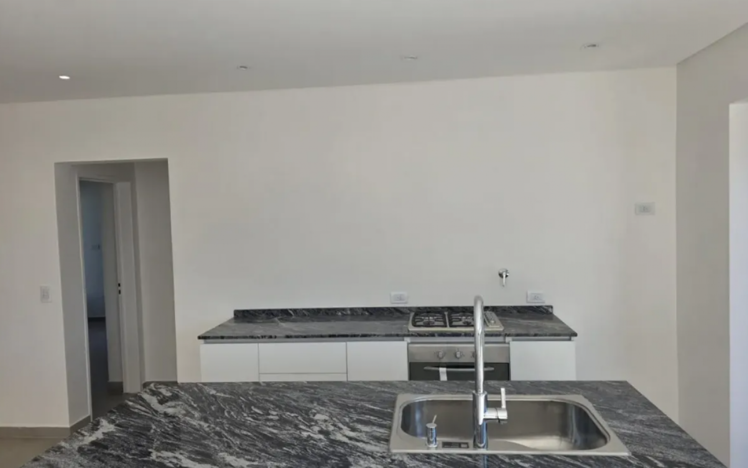 VENTA CASA DE 5 AMBIENTES EN SANTA LUCIA, PILAR DEL ESTE