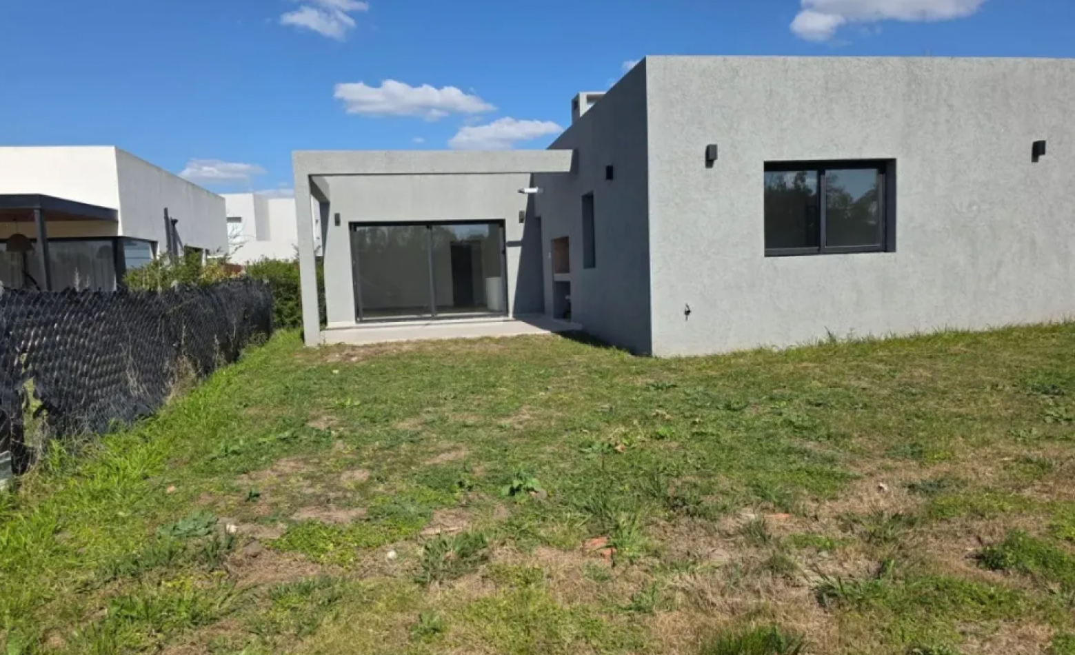 VENTA CASA DE 5 AMBIENTES EN SANTA LUCIA, PILAR DEL ESTE