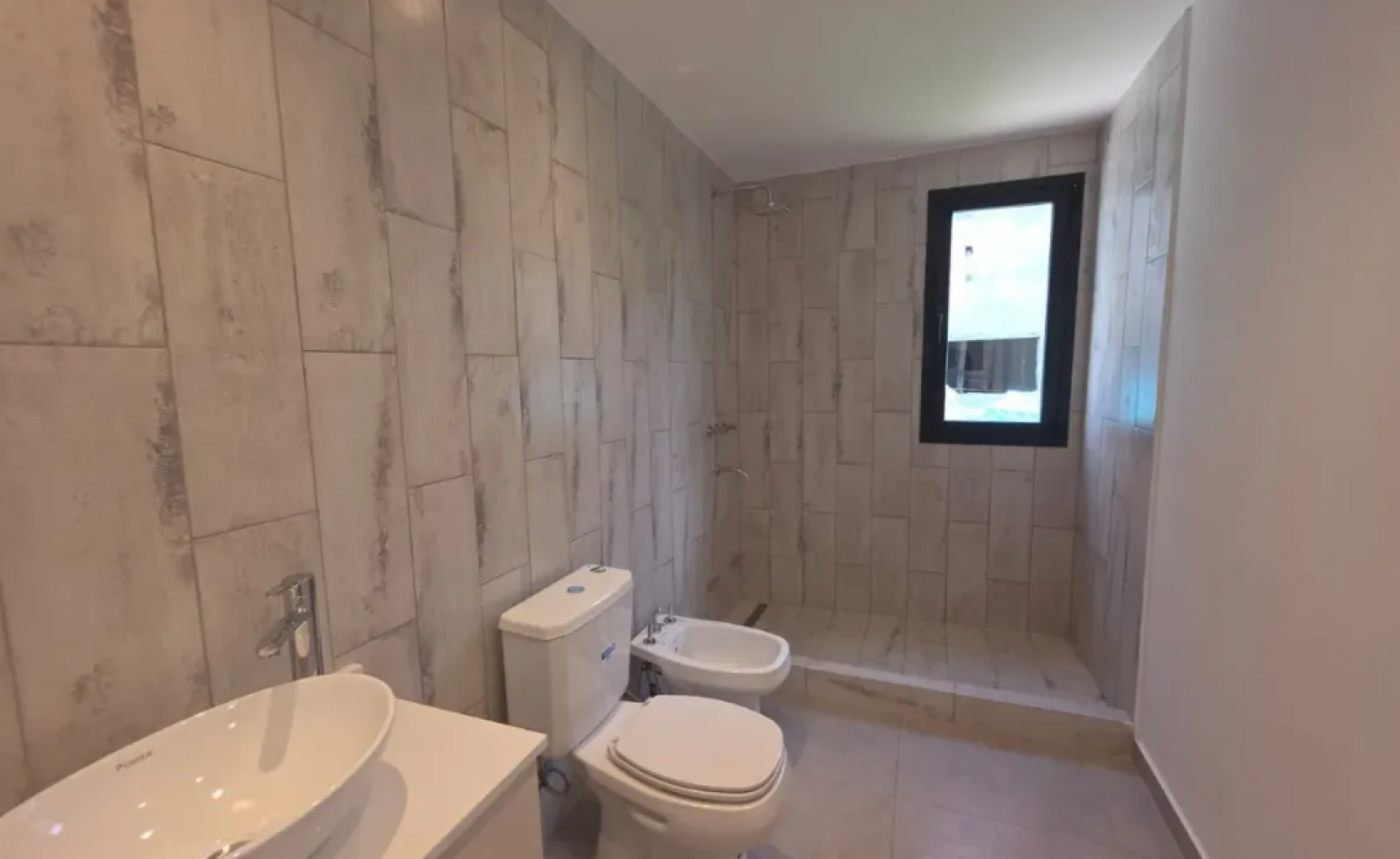 VENTA CASA DE 5 AMBIENTES EN SANTA LUCIA, PILAR DEL ESTE