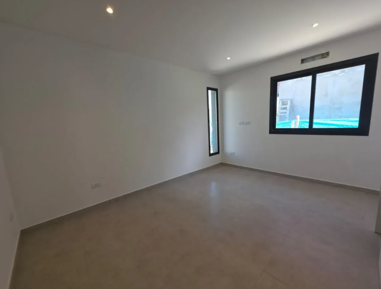 VENTA CASA DE 5 AMBIENTES EN SANTA LUCIA, PILAR DEL ESTE