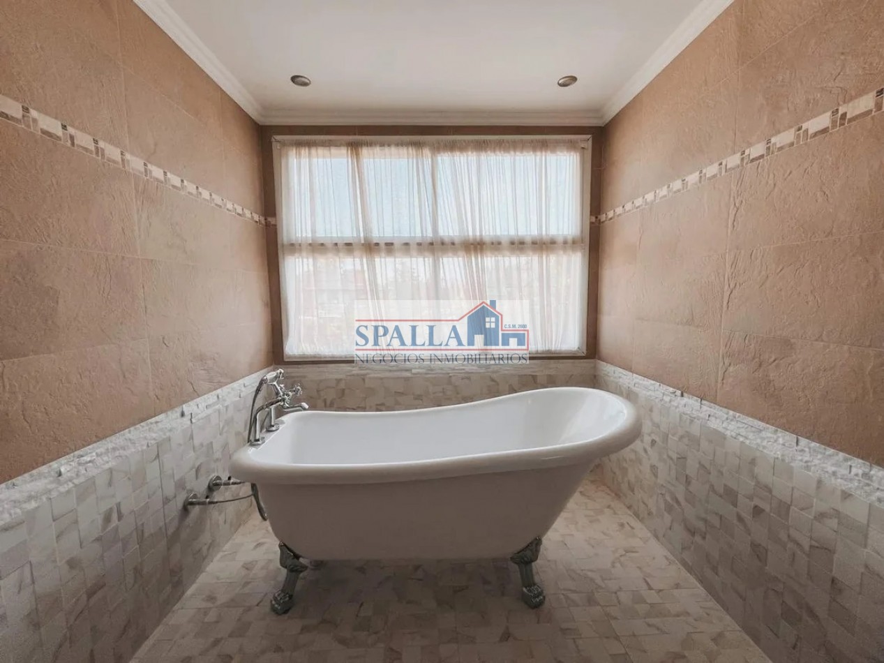 CHALET DE CATEGORIA EN VENTA EN LA MEJOR ZONA DE ESCOBAR - 7 AMBIENTES - 5 DORMITORIOS