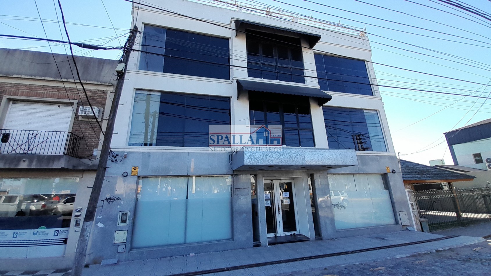 ALQUILER EDIFICIO CON OFICINAS, CENTRO DE PILAR A METROS DE PANAMERICANA KM 53