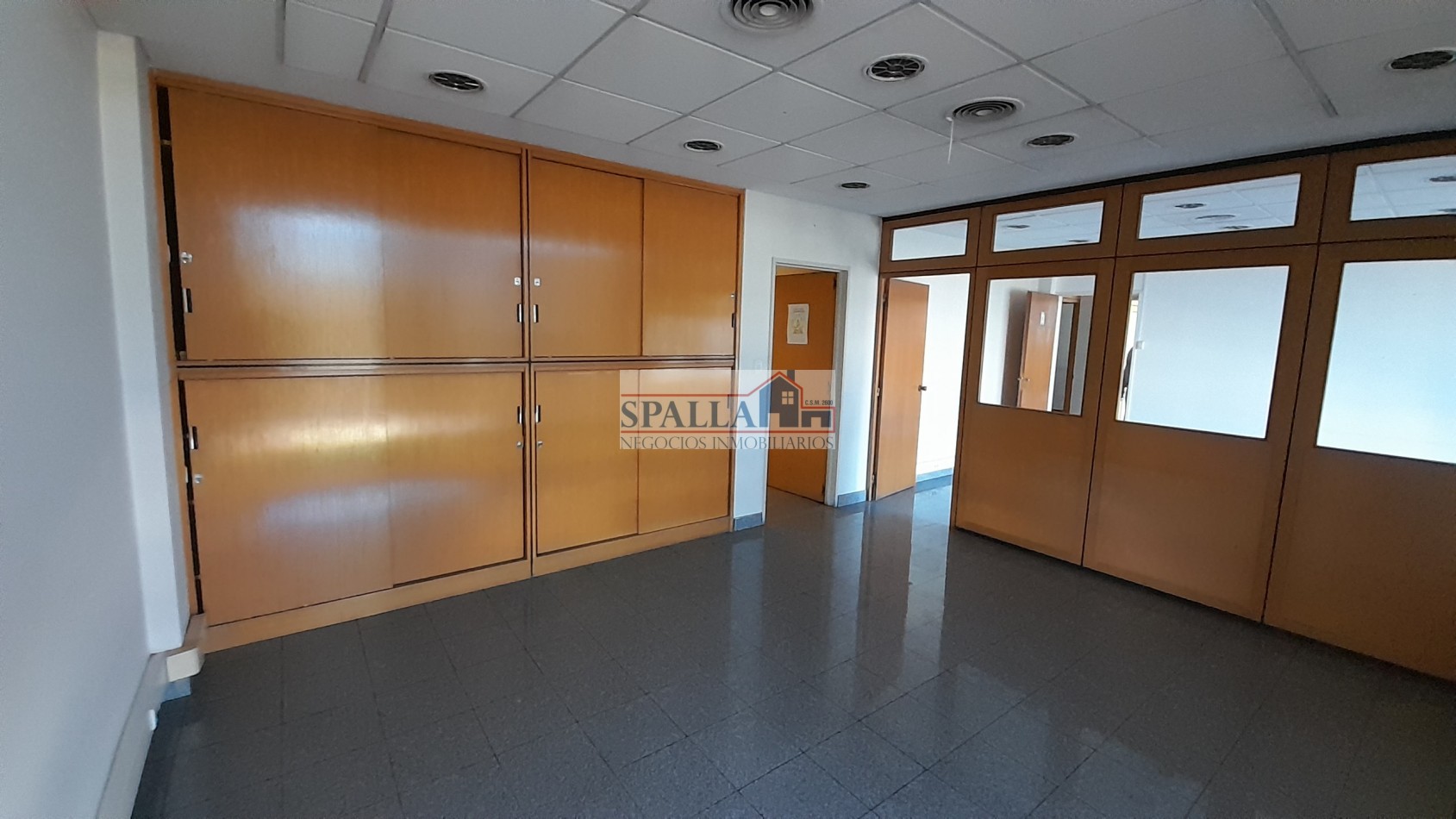 ALQUILER EDIFICIO CON OFICINAS, CENTRO DE PILAR A METROS DE PANAMERICANA KM 53