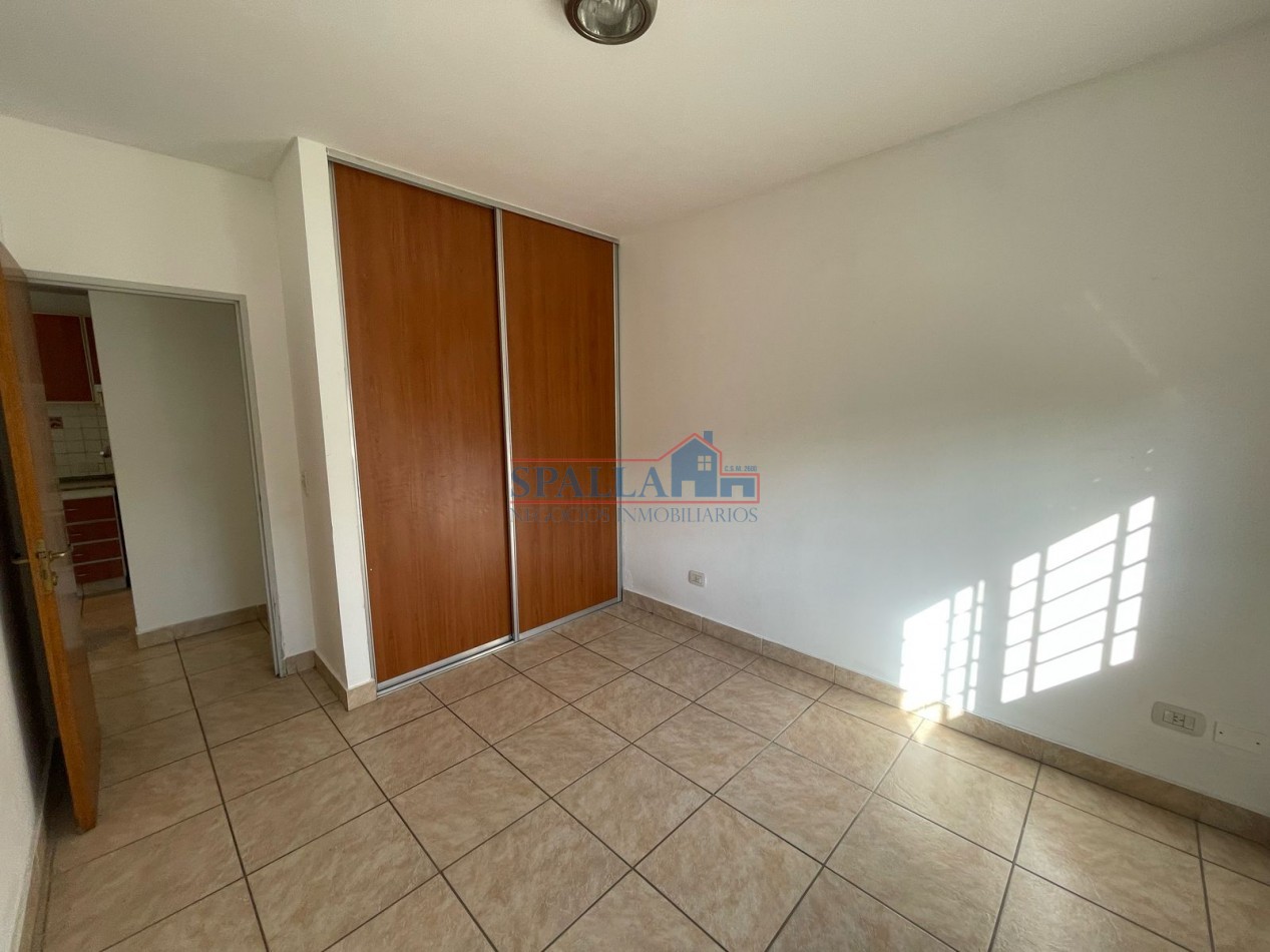 VENTA DEPARTAMENTO DOS AMBIENTES AL FRENTE PLANTA BAJA PILAR CENTRO 