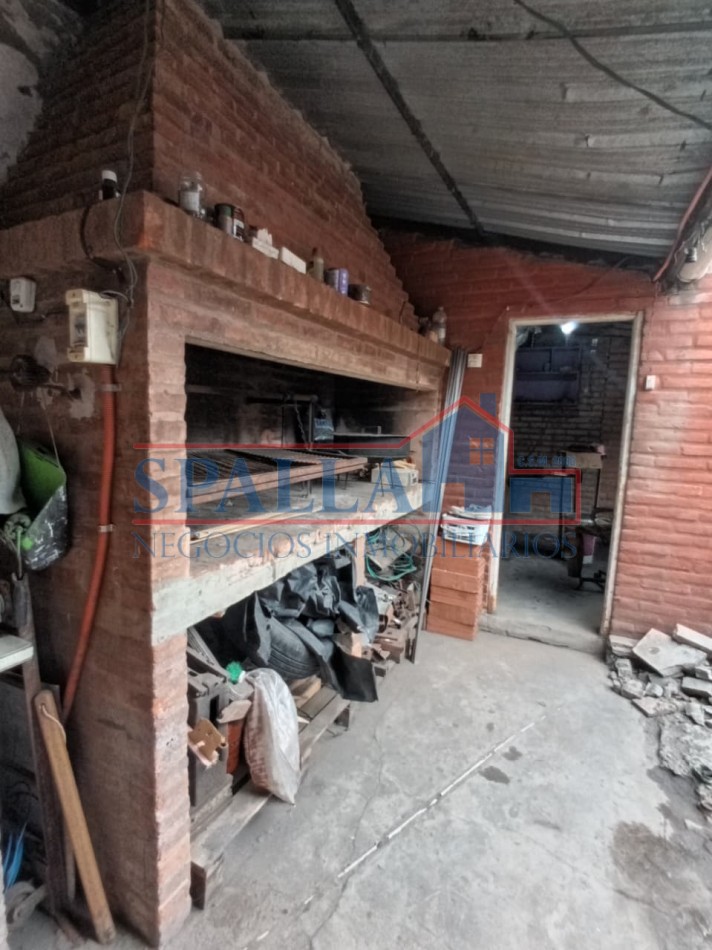 CASA EN VENTA  300 m² SOBRE LOTE PROPIO - A 200 mts RUTA 8 - LOCAL + GALPON - JOSE C. PAZ - ACEPTA FINANCIACION