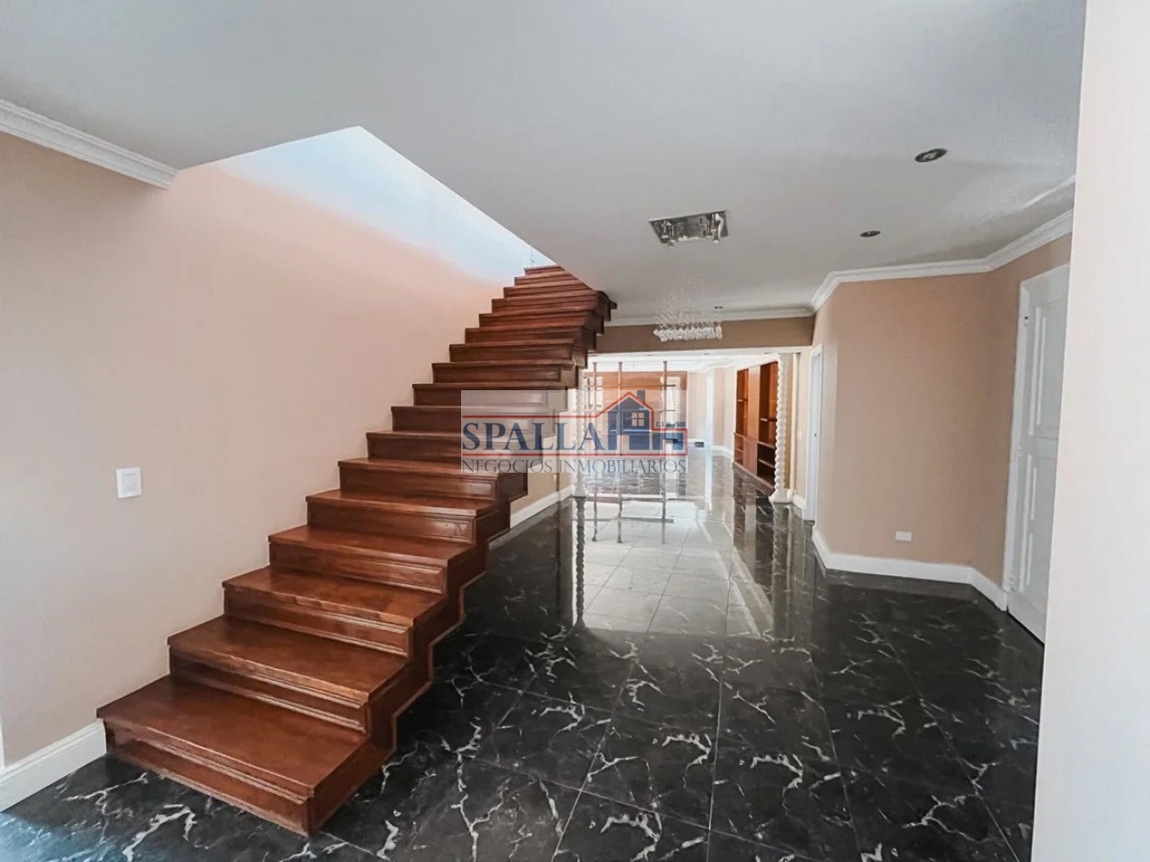 CHALET DE CATEGORIA EN VENTA EN LA MEJOR ZONA DE ESCOBAR - 7 AMBIENTES - 5 DORMITORIOS