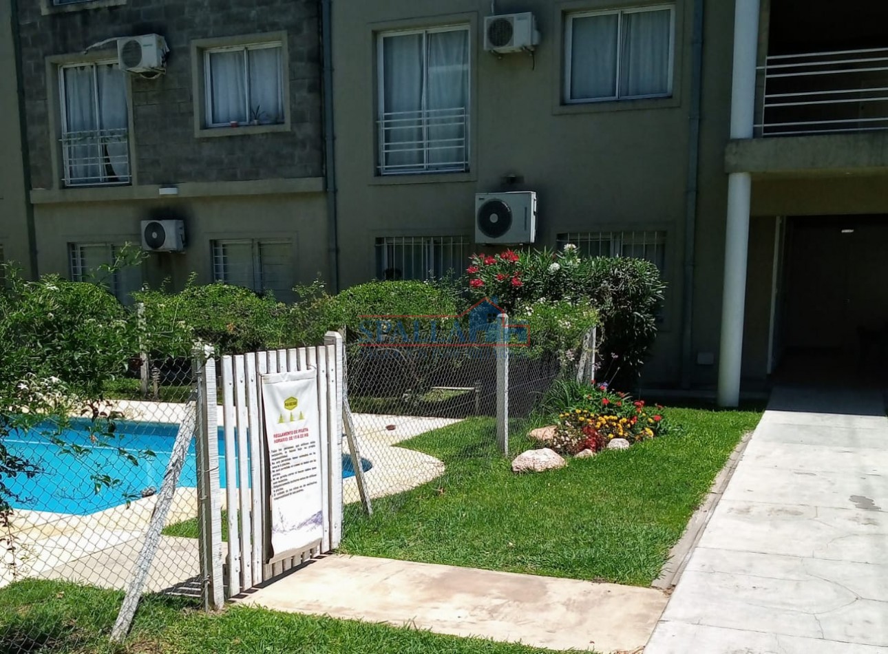 VENTA MONOAMBIENTE AMPLIO CON ENTREPISO PILAR CENTRO CON PATIO Y PILETA