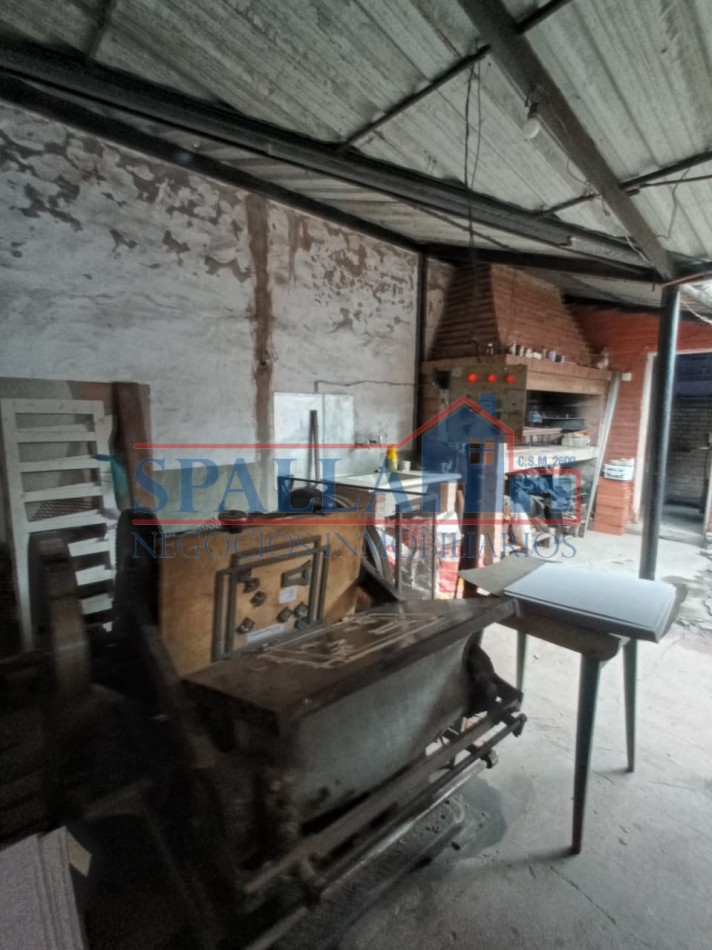 CASA EN VENTA  300 m² SOBRE LOTE PROPIO - A 200 mts RUTA 8 - LOCAL + GALPON - JOSE C. PAZ - ACEPTA FINANCIACION