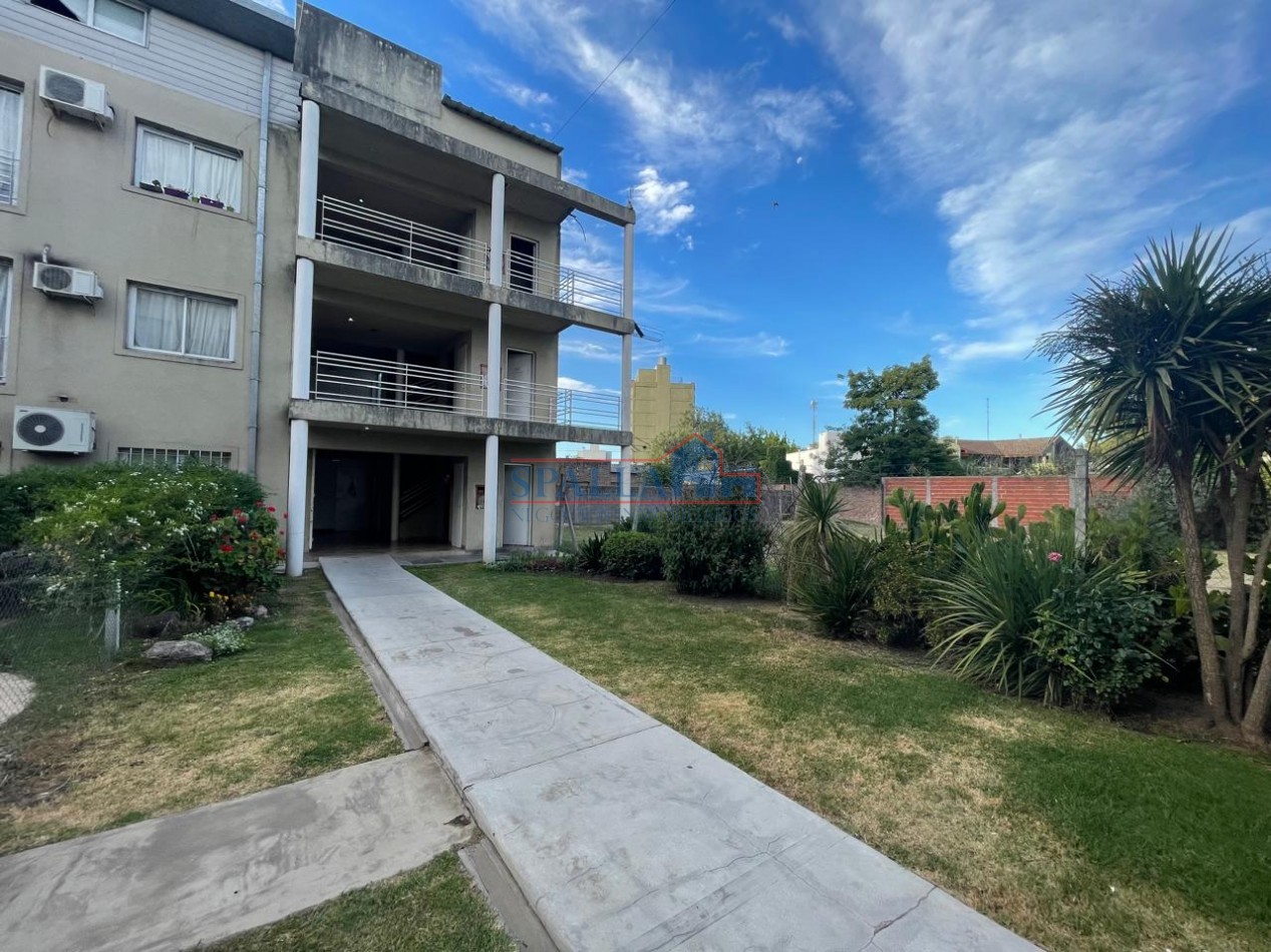 VENTA MONOAMBIENTE AMPLIO CON ENTREPISO PILAR CENTRO CON PATIO Y PILETA