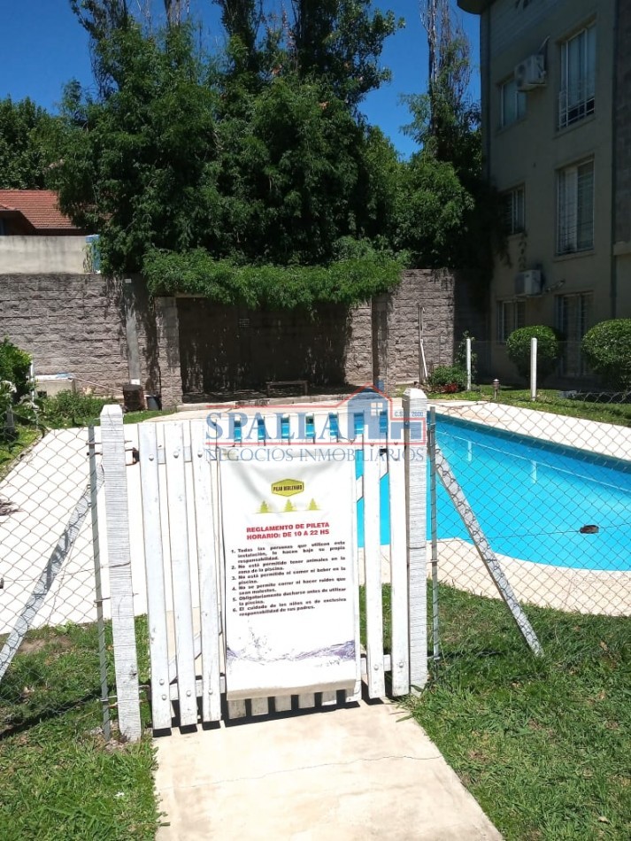 VENTA MONOAMBIENTE AMPLIO CON ENTREPISO PILAR CENTRO CON PATIO Y PILETA