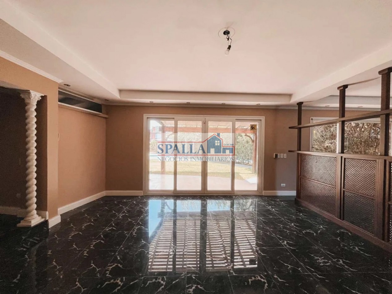 CHALET DE CATEGORIA EN VENTA EN LA MEJOR ZONA DE ESCOBAR - 7 AMBIENTES - 5 DORMITORIOS