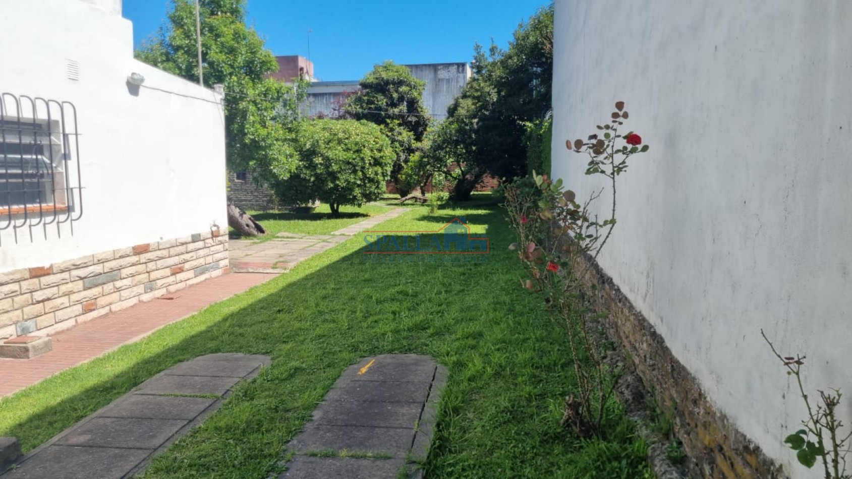 VENTA CASA 4 AMBIENTES CON PARQUE EN VILLA MORRA PILAR