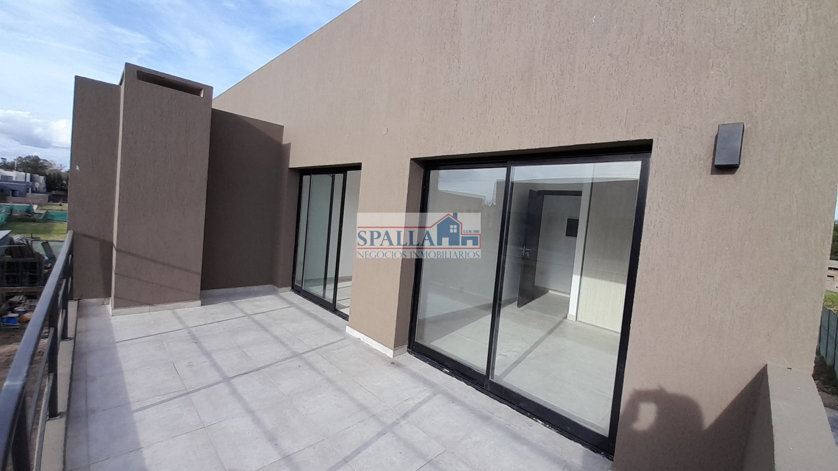 VENTA CASA 4 AMBIENTES CON ESCRITORIO A ESTRENAR EN BARRIO SPRING PARK PILAR
