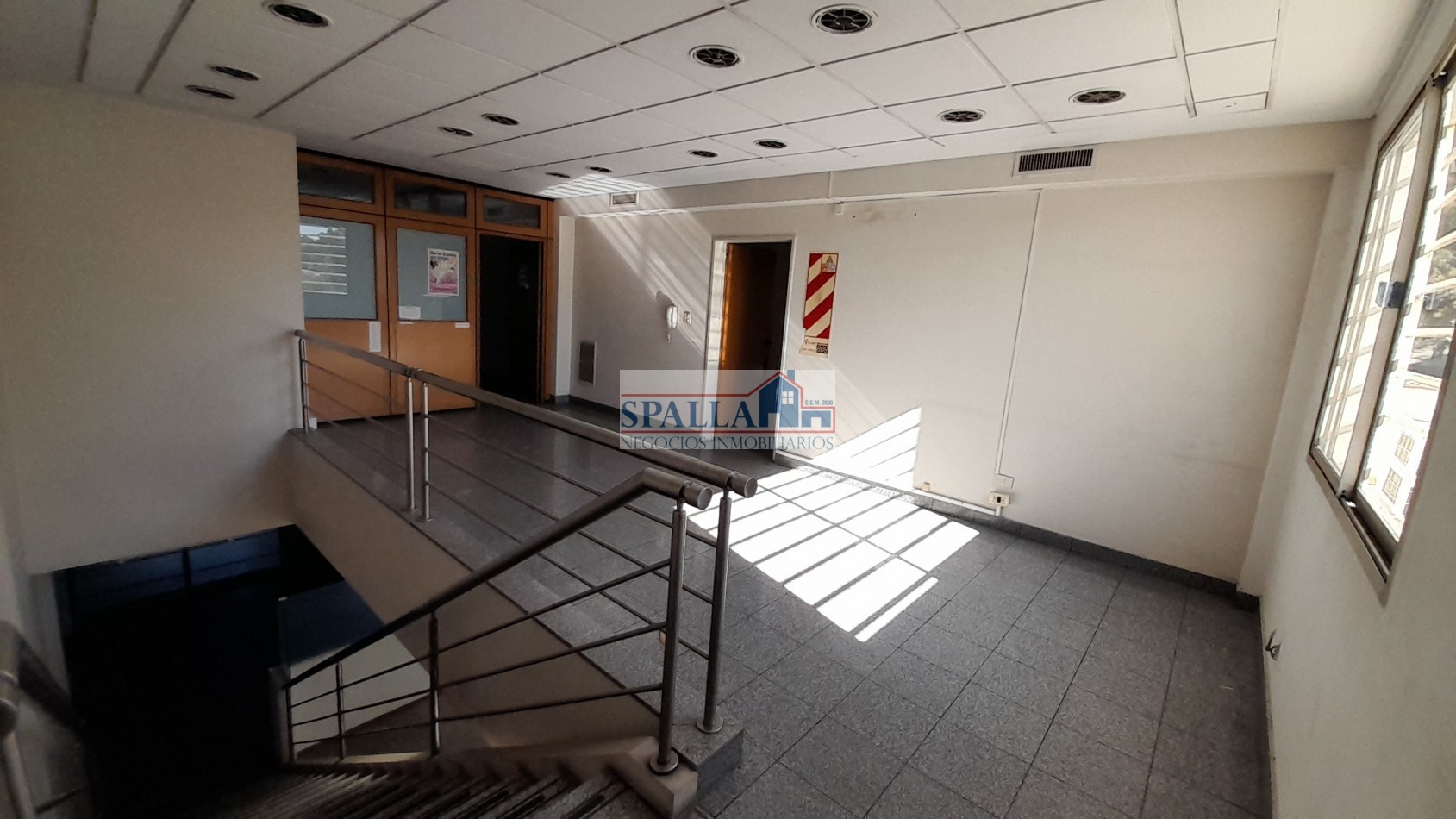 ALQUILER EDIFICIO CON OFICINAS, CENTRO DE PILAR A METROS DE PANAMERICANA KM 53