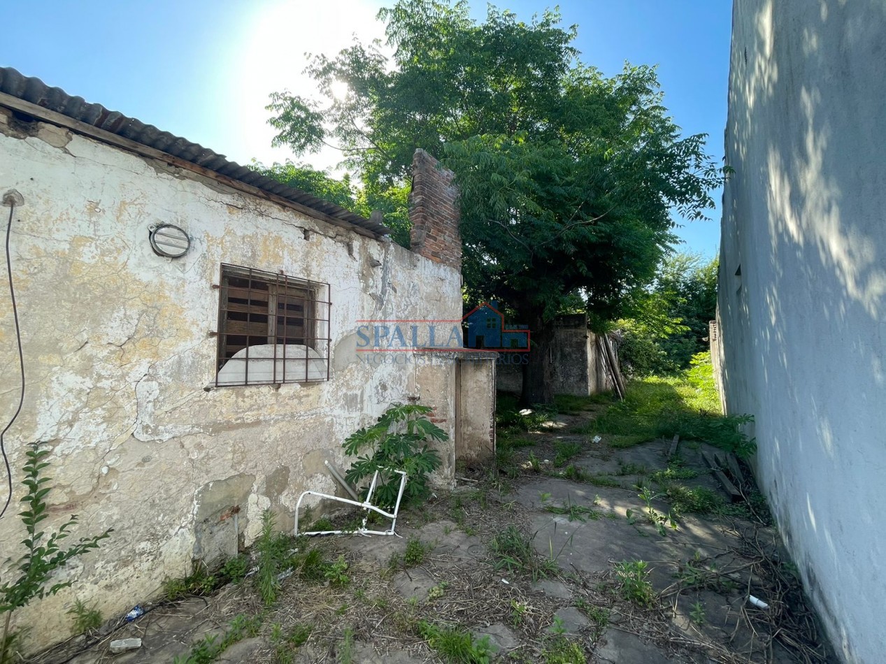 VENTA TERRENO CON CASA PILAR CENTRO A REFACCIONAR O DEMOLER UR1