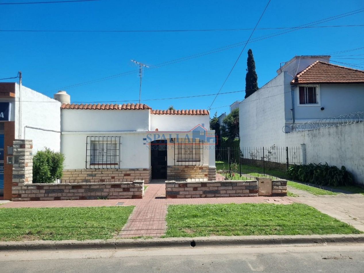 VENTA CASA 4 AMBIENTES CON PARQUE EN VILLA MORRA PILAR