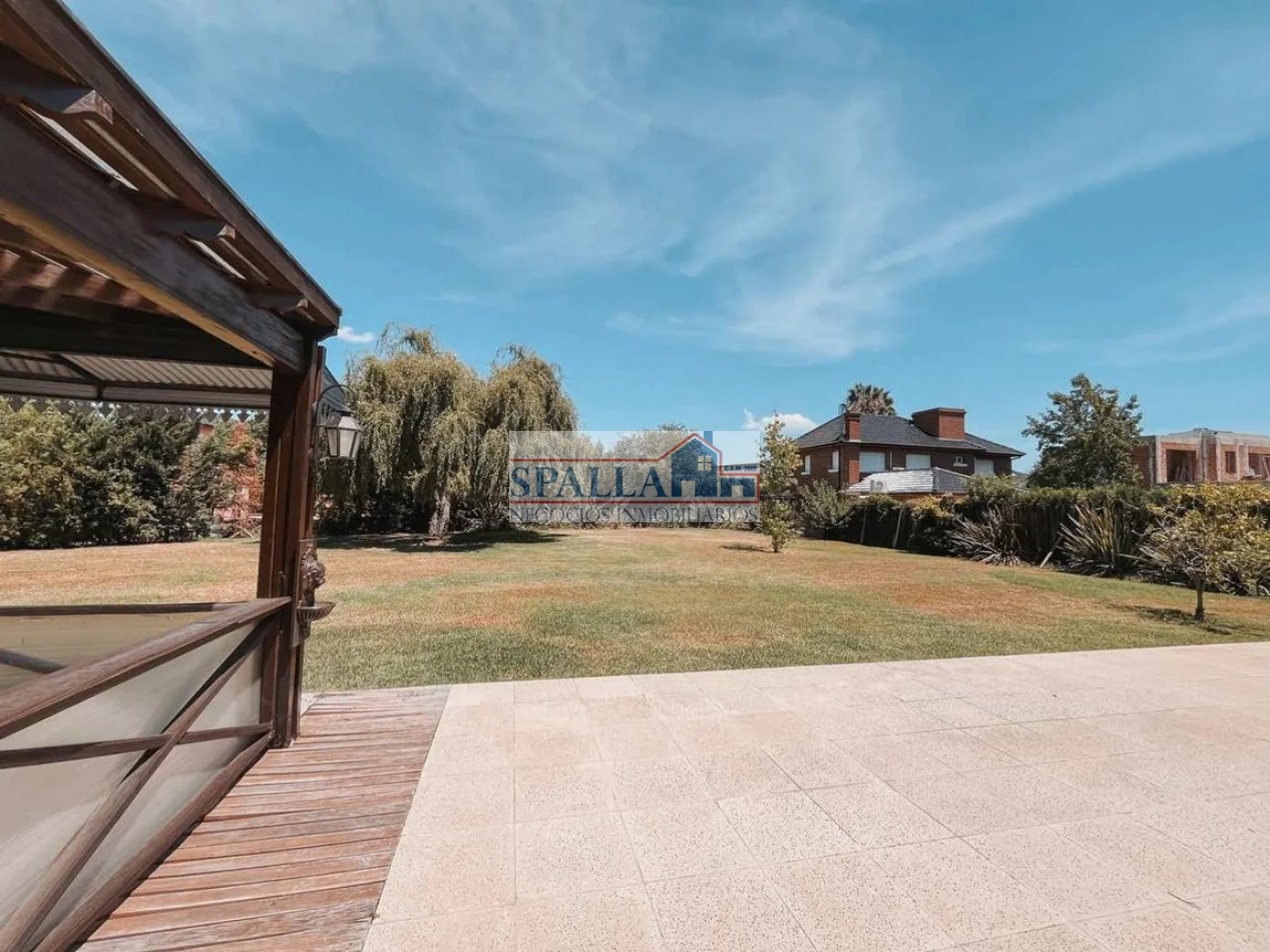CHALET DE CATEGORIA EN VENTA EN LA MEJOR ZONA DE ESCOBAR - 7 AMBIENTES - 5 DORMITORIOS