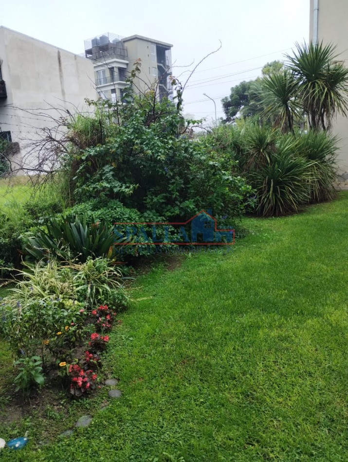 VENTA MONOAMBIENTE AMPLIO CON ENTREPISO PILAR CENTRO CON PATIO Y PILETA