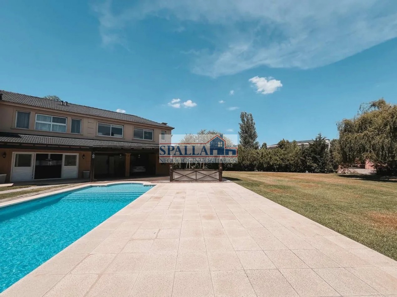 CHALET DE CATEGORIA EN VENTA EN LA MEJOR ZONA DE ESCOBAR - 7 AMBIENTES - 5 DORMITORIOS
