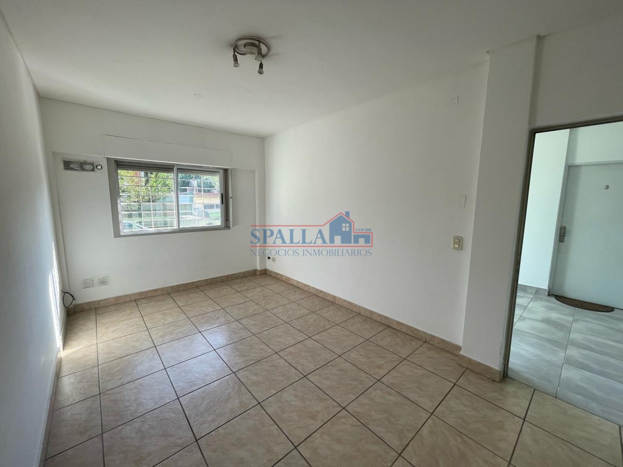 VENTA DEPARTAMENTO DOS AMBIENTES AL FRENTE PLANTA BAJA PILAR CENTRO 
