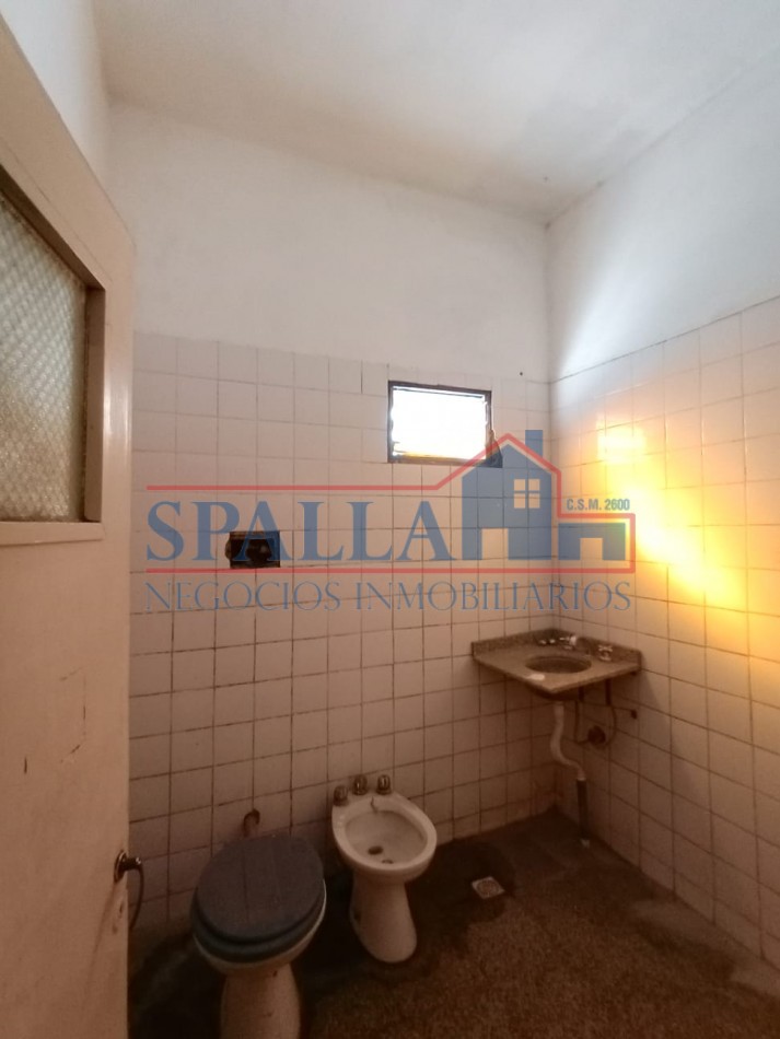 CASA 4 AMBIENTES EN VENTA- ESQUINA ESTRATEGICA Y ZONA MUY TRANSITADA, GRAND BOURG.