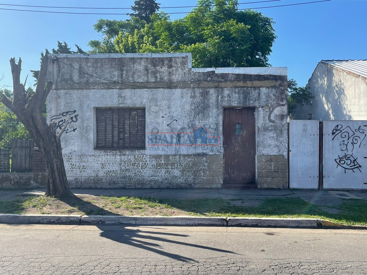 VENTA TERRENO CON CASA PILAR CENTRO A REFACCIONAR O DEMOLER UR1