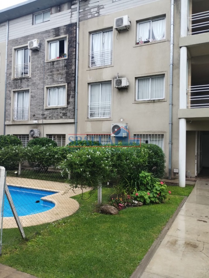 VENTA MONOAMBIENTE AMPLIO CON ENTREPISO PILAR CENTRO CON PATIO Y PILETA