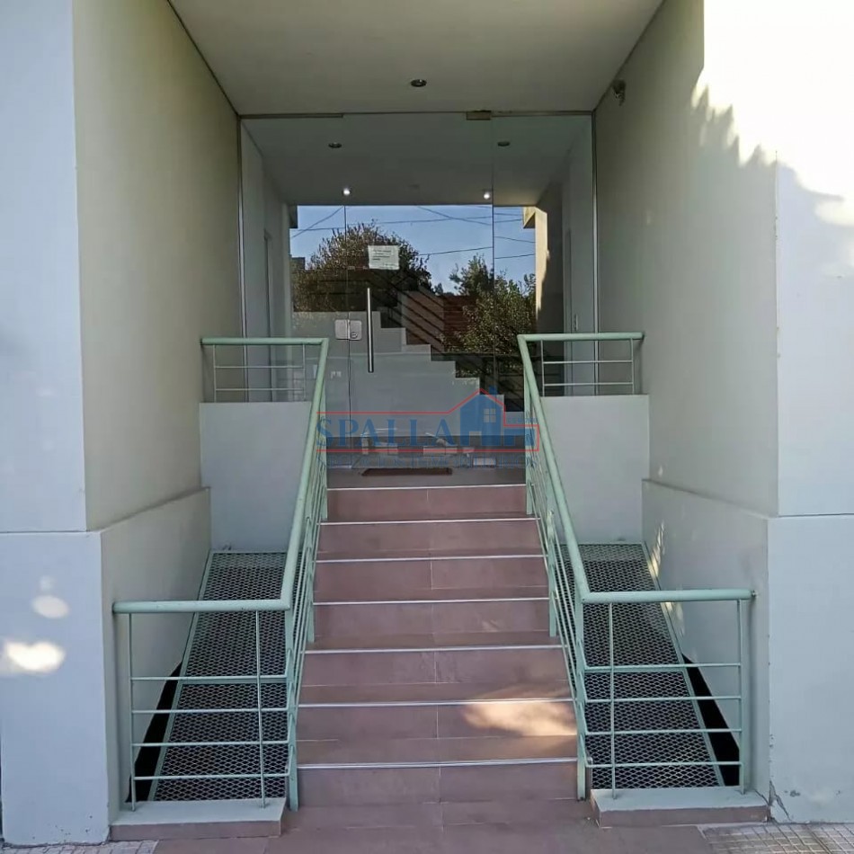 VENTA DEPARTAMENTO DOS AMBIENTES AL FRENTE PLANTA BAJA PILAR CENTRO 