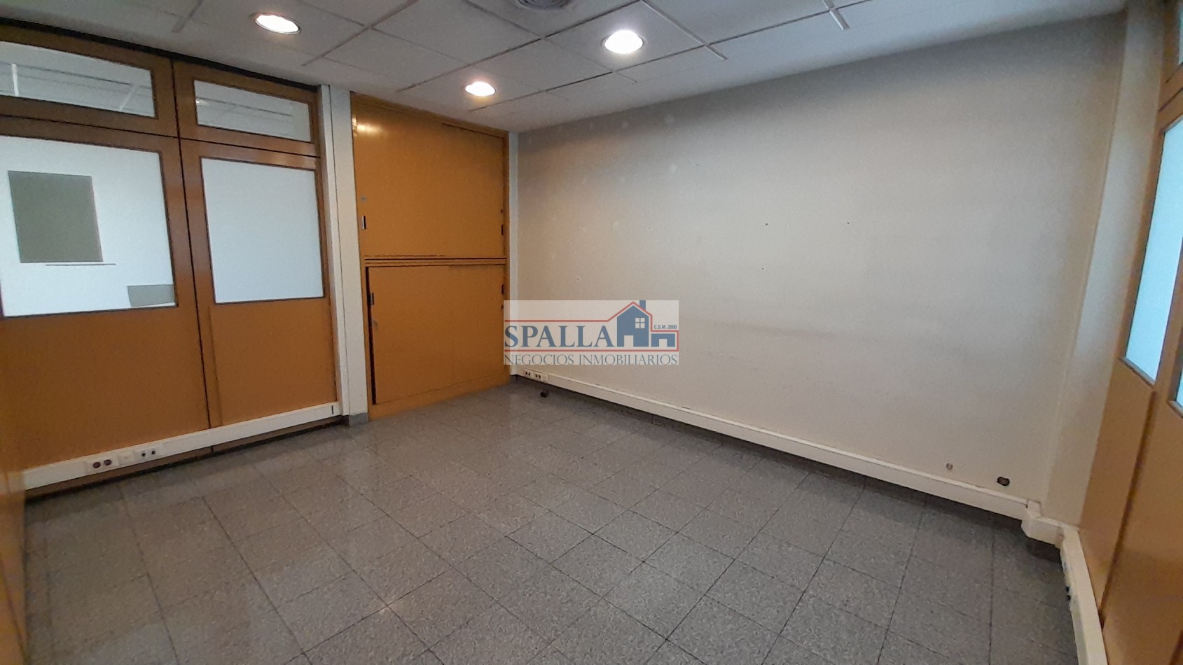 ALQUILER EDIFICIO CON OFICINAS, CENTRO DE PILAR A METROS DE PANAMERICANA KM 53
