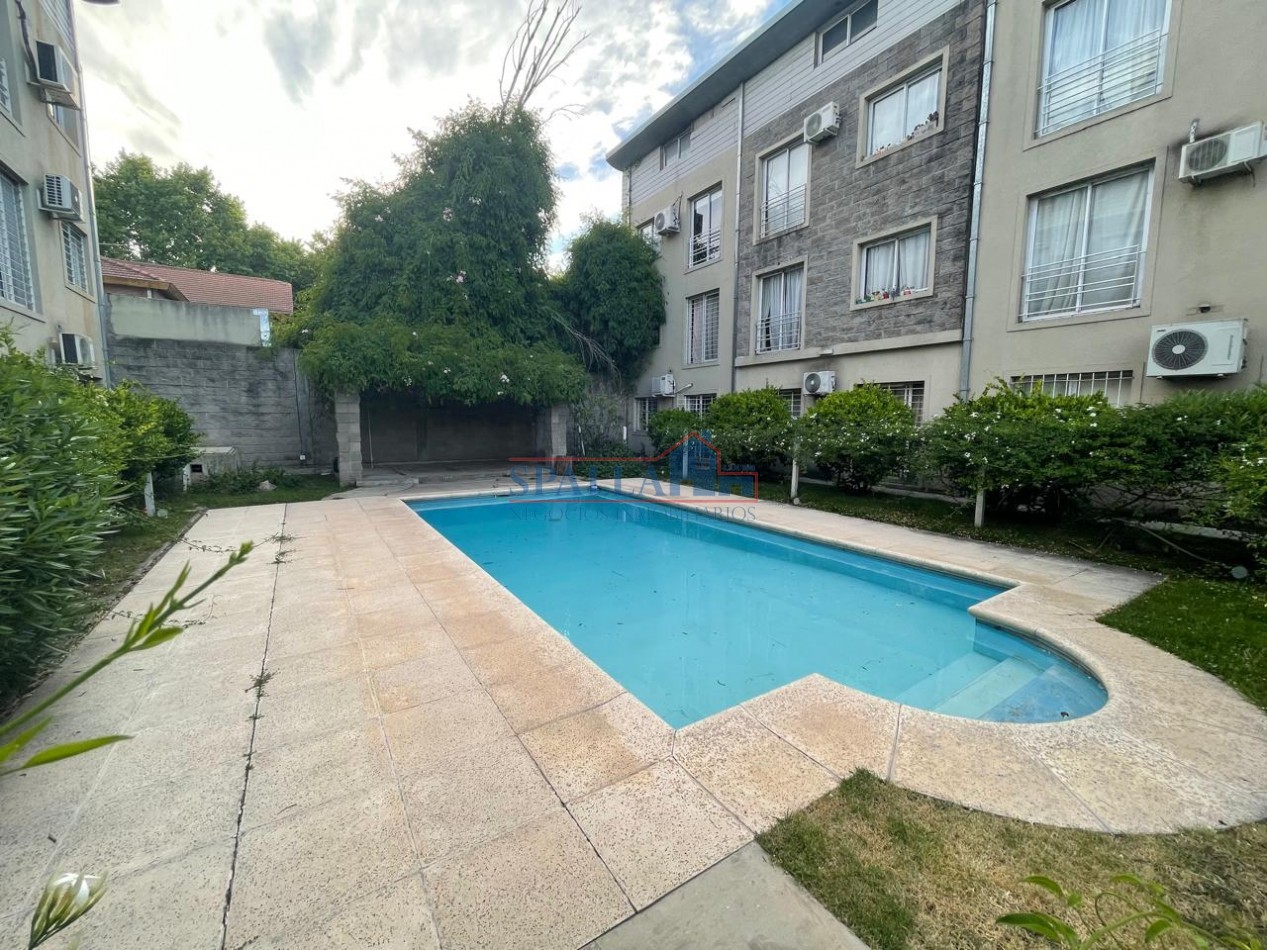 VENTA MONOAMBIENTE AMPLIO CON ENTREPISO PILAR CENTRO CON PATIO Y PILETA